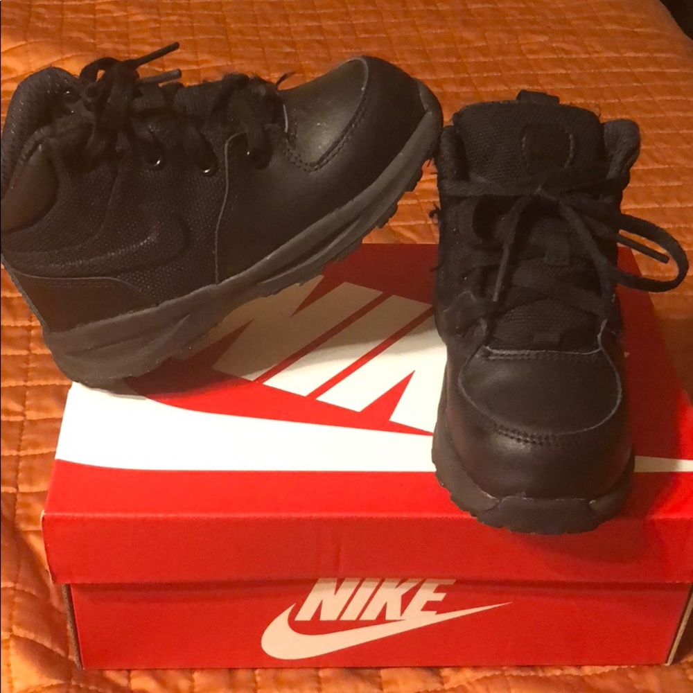 Black Nike boots
